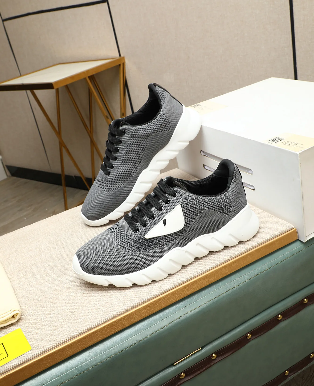 Men's Men's Shoes 💰680 Fendi Fendi's latest Tag series of men's casual mesh sports running shoes, originally purchased and developed, this Tag sports shoe is a one-leg sneaker, made of black high-tech mesh material with gray neoprene details. Oversized FENDI lettering on the side and translucent rubber details. Light and flexible rubber running shoe soles, beautifully packaged at the delivery counter, customized breathable lining, original molded foam rubber outsole, sole thickness: 3.5CM! Size: 39-44 (customized at 38.45.46)